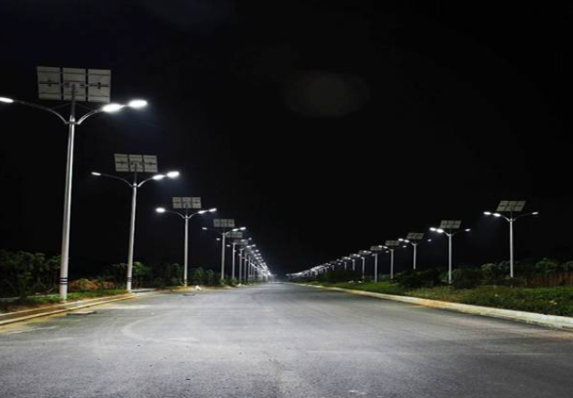 為什么太陽能路燈晚上天黑的時候很亮 半夜只有一點亮